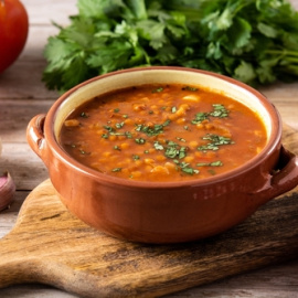 Sopa de lentejas rojas con verduras.