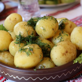 Patatas con mantequilla de eneldo. 