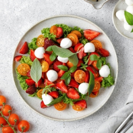 Ensalada de fresas, tomate y mozzarella. 