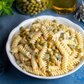 Ensalada de pasta con mayonesa y verduras. 