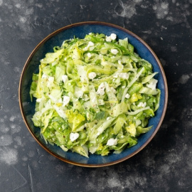 Maroulosalata o ensalada griega de lechuga, eneldo y limón. 