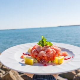 Tartar de atún fresco con albahaca y cebolla. 