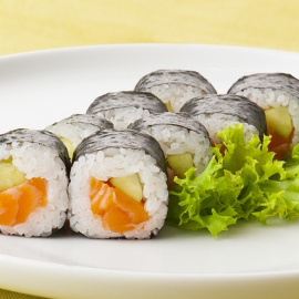 Sushi maki de salmón. 