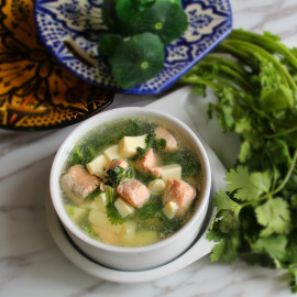 Sopa de salmón y cilantro. 