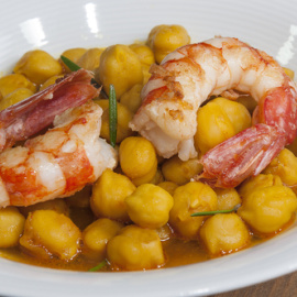 Garbanzos con langostinos. 