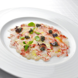 Carpaccio de gambones y huevas. 