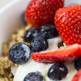 Yogur griego con frutos del bosque. 