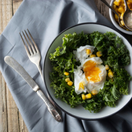 Ensalada de col kale con huevo escalfado. 