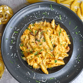 Macarrones con salsa de curry. 