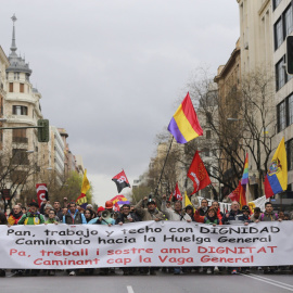 Una de las nueve columnas que integran las Marchas de la Dignidad, procedentes de todas las comunidades autónomas y formadas por cientos de manifestantes, camino de la madrileña Plaza de Colón para protestar contra las consecuencias de las 