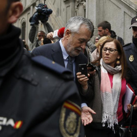 El expresidente de la Junta de Andalucía Jose Antonio Griñán a su salida del Tribunal Supremo para declarar voluntariamente como imputado ante el magistrado que instruye el Caso ERE. EFE/Juan Carlos Hidalgo