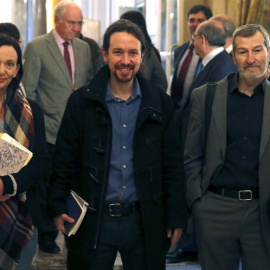 El líder de Podemos, Pablo Iglesias, el ex JEMAD Julio Rodríguez, número dos de Podemos por Zaragoza, y Carolina Bescansa, secretaria de Análisis y Programa, a su llegada al hotel de Madrid donde participaron en un desayuno informativo.