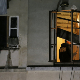 Agentes de policía investigan el piso donde se produjo el asalto policial a los yihadistas de Saint Denis. /REUTERS