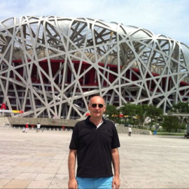 Ricardo Gallego posando en el estadio olímpico de Pekín.