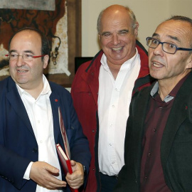 El presidente del Grupo Socialista en el parlamento catalán, Miquel Iceta, el de Catalunya Sí que es Pot, Lluís Rabell y el portavozatalunya Sí que es Pot, Joan Coscubilea durante la reunión que han mantenido en el Parlament. EFE/Andreu Dal