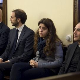 Cuatro de los acusados del Vatileaks2: de derecha a izquierda,  el sacerdote español Lucio Vallejo Balda, la ex relaciones públicas italiana Francesca Chaouqui, y los periodistas Gianluigi Nuzzi y Emiliano Fittipaldi. REUTERS