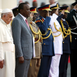 El Papa Francisco acompañado por las autoridades africanas. REUTERS/Stefano Rellandini