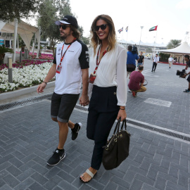 Fernando Alonso y su novia Lara Álvarez pasean por el circuito de Yas Marina. /REUTERS