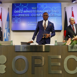 El ministro del Petróleo de Nigeria y presidente de la OPEP, Emmanuel Ibe Kachikwu, junto al secretario general del cártel, Abdullah al-Badri, tras la reunión de la cumbre de los países productores de petróleo. REUTERS/Heinz-Peter Bader