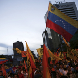 Los ciudadanos apoyan a la oposición del Gobierno venezolano durante la campaña electoral. Caracas, Venezuela. REUTERS/Nacho Doce