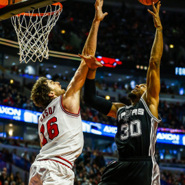 Pau Gasol, con los Bulls, ante David West, de San Antonio Spurs. EFE/TANNEN MAURY