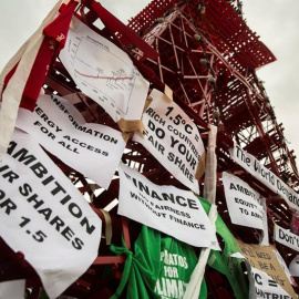 Vista de una réplica de la Torre Eiffel construida a partir de sillas y expuesta para reclamar medidas de acción contra el cambio climático. EFE/Jose Rodriguez