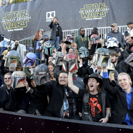 Seguidores de 'Star Wars' durante el estreno de 'El despertar de la fuerza' en Hollywood, California. REUTERS/Kevork Djansezian