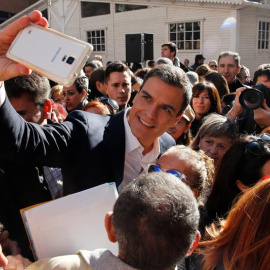 Pedro Sánchez se hace un selfi con simpatizantes durante su intervención en un acto de reparto de propaganda electoral en la Plaza de Callao de Madrid.- EFE