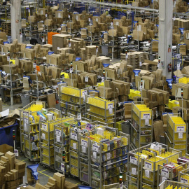 Interior de un centro logístico de Amazon. REUTERS