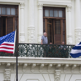 Varios turistas asomados en un balcón de un hotel de La Habana. REUTERS/Alexandre Meneghini