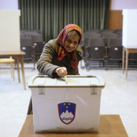 Una mujer vota en un colegio electoral en un referéndum sobre el derecho a casarse y adoptar niños de parejas del mismo sexo, en Sora, Eslovenia. REUTERS/Srdjan Zivulovic