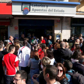 Muchas personas se han acercado a la administracion nº 2 de Roquetas de Mar (Almería), que ha vendido casi íntegramente el número del Gordo de la Lotería de Navidad de este año, que ha caído en el 79.140, premiado con cuatro millones de eur