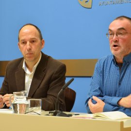 El portavoz de Cha en el ayuntamiento, Carmelo Asensio, con José María Chato Galante, de Cequa.