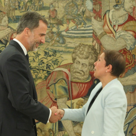 Felipe VI y Uxue Barcos antes de una audiencia en La Zarzuela. Casa Real