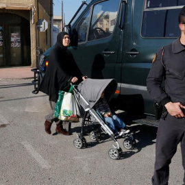 Un centenar de efectivos de la Guardia Civil permanecen en Roquetas de Mar. EFE/Carlos Barba