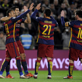 El pichichi del FC Barcelona Luis Suárez celebra con Neymar, Adriano y Messi su segundo giol ante el Betis en partido de Liga disputado en el Nou Camp. REUTERS/Stringer