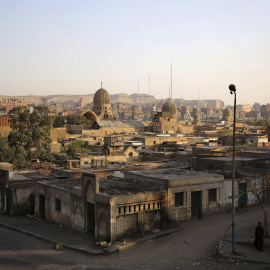 Vista de la necrópolis de El Cairo conocida como la Ciudad de los Muertos, donde habitran desde hace cientos de años decenas de miles de personas, en una urbe con una población estimada en unos 20 millones de personas. REUTERS / Asmaa Wagui