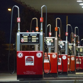 Surtidores de combustible en una gasolinera. REUTERS