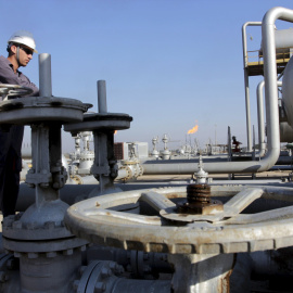 Un trabajador del campo petrolífero de Nahr Bin Umar, al norte de Basora (Iraq). REUTERS/Essam Al-Sudani