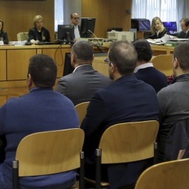 Los quince procesados por la tragedia del Madrid Arena, con el empresario Miguel Ángel Flores a la cabeza, se sientan en el banquillo de los acusados de la Audiencia Provincial de Madrid para responder ante la Justicia por la muerte de las 