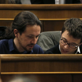 El líder de Podemos Pablo Iglesias junto al número dos del partido Íñigo Errejón, en sus escaños del Congreso en la sesión constitutiva de la XI Legislatura. EFE/J.J Guillén