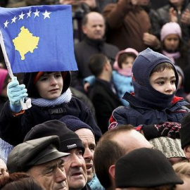 Un niño muestra una bandera de Kosovo durante la ceremonia de celebración del cuarto aniversario de la independencia unilateral del país, en la capital Pristina, en 2012. EFE