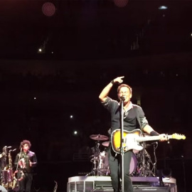 Bruce Springsteen durante su interpretación del 'Rebel, Rebel'.