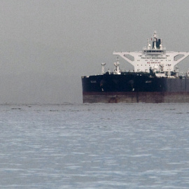 El superpetrolero iraní, con bandera de Malta, 'Delvar', anclado fuera del puerto de Singapur. REUTERS/Tim Chong