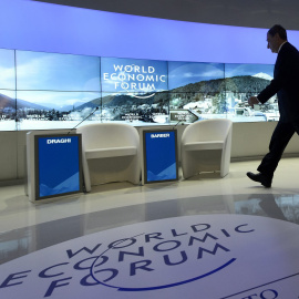 El presidente del Banco Central Europeo (BCE), Mario Draghi, asiste a una mesa redonda durante la cuadrigésimo sexta edición del Foro Económico Mundial en Davos (Suiza). EFE/Jean-Christophe Bott