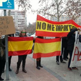 Imagen de las pancartas exhibidas por los simpatizantes de los ultras que atacaron Blanquerna. / Democracia Nacional.