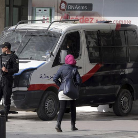 Un miembro de la policía tunecina hace guardia en la avenida Bourguiba, en Túnez. EFE/Mohamed Messara