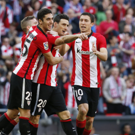 Aduriz celebra con sus compañeros uno de sus dos goles. EFE/Luis Tejido