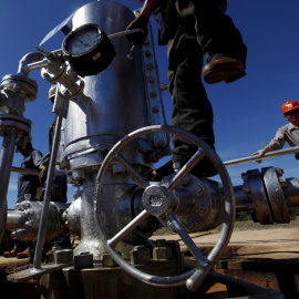 Trabajadores de una plataforma petrolífera en Indonesia. REUTERS/Beawiharta