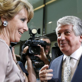 Esperanza Aguirre, cuando era presidenta de la Comunidad de Madrid, con el empresarios Arturo Fernández. EFE